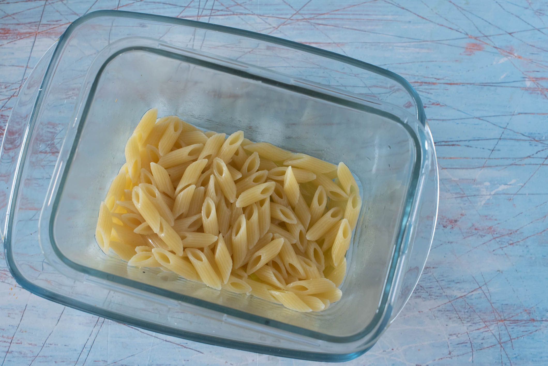 Pasta fredda con limone, olive e tonno