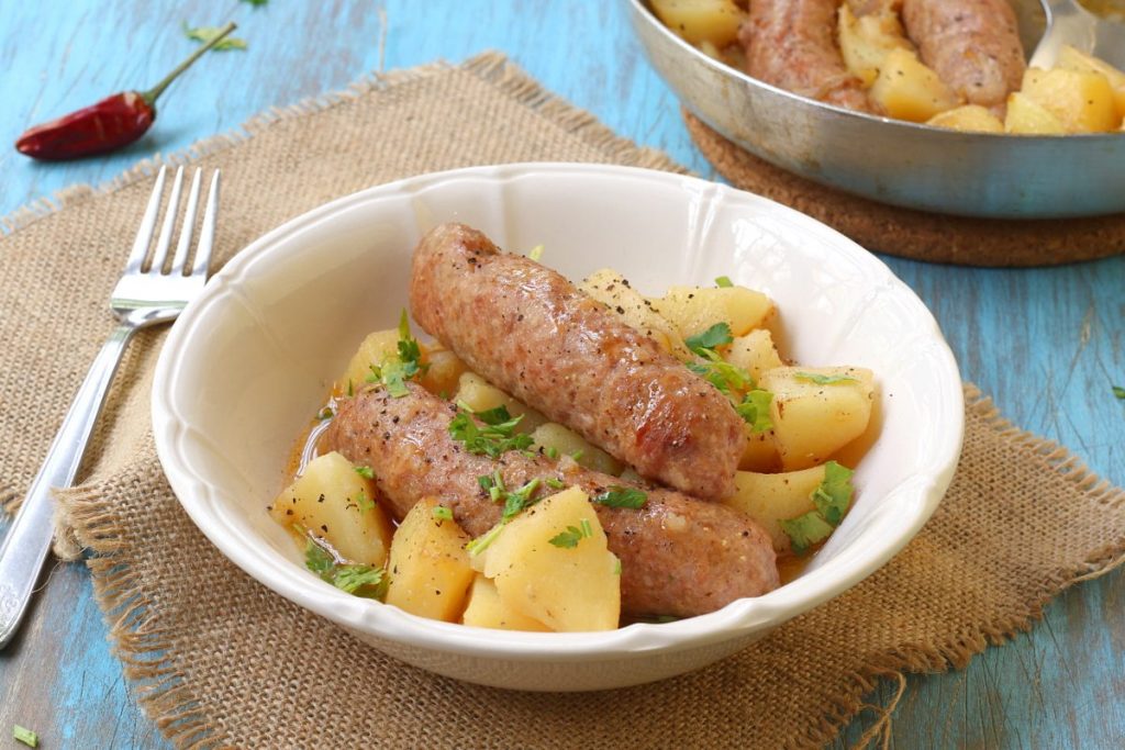 Salsiccia in umido con patate la ricetta del secondo ricco