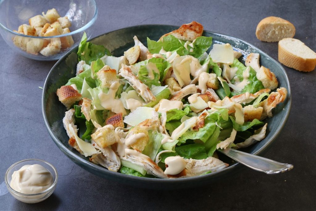 servire Caesar salad