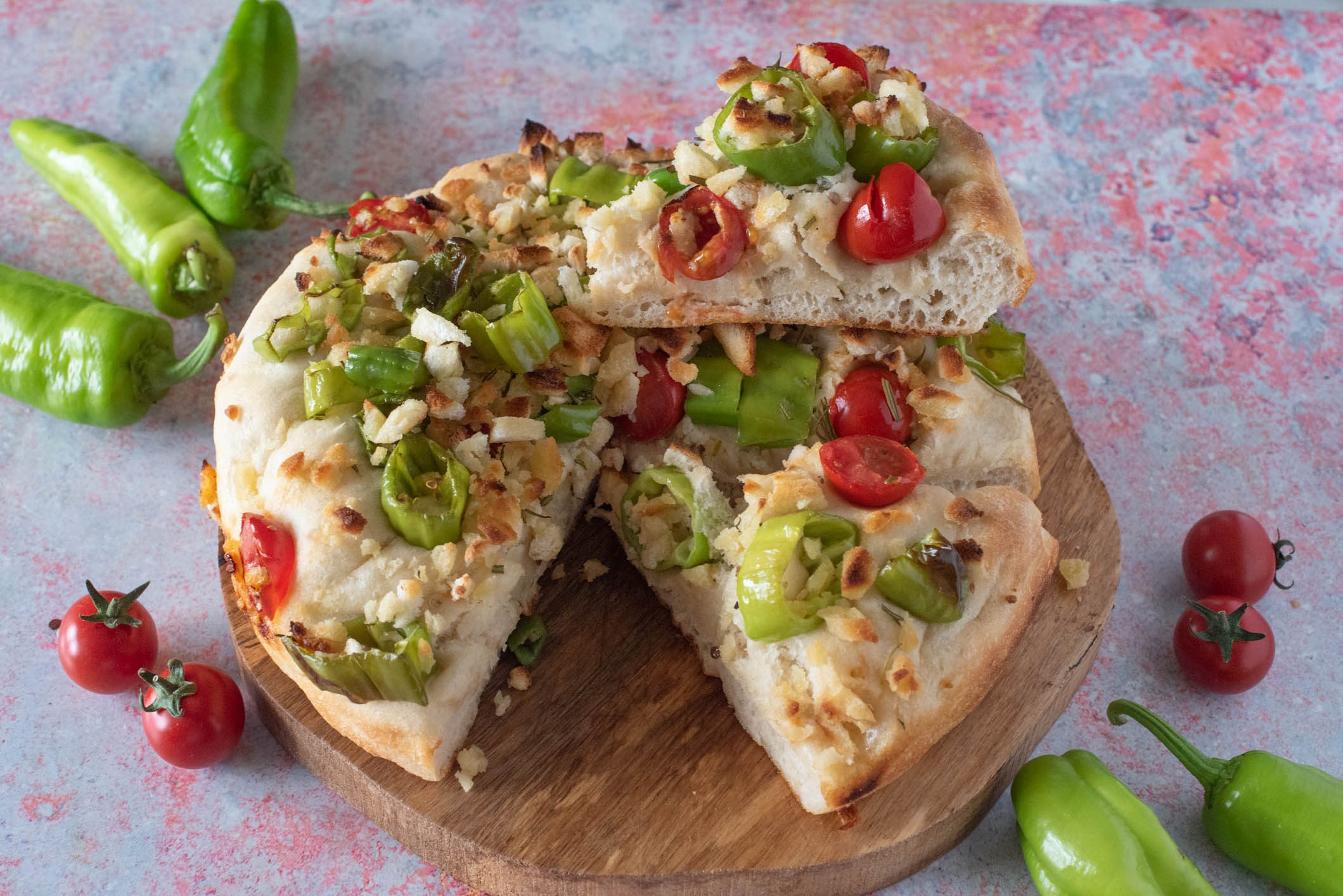 focaccia con friggitelli e pomodorini