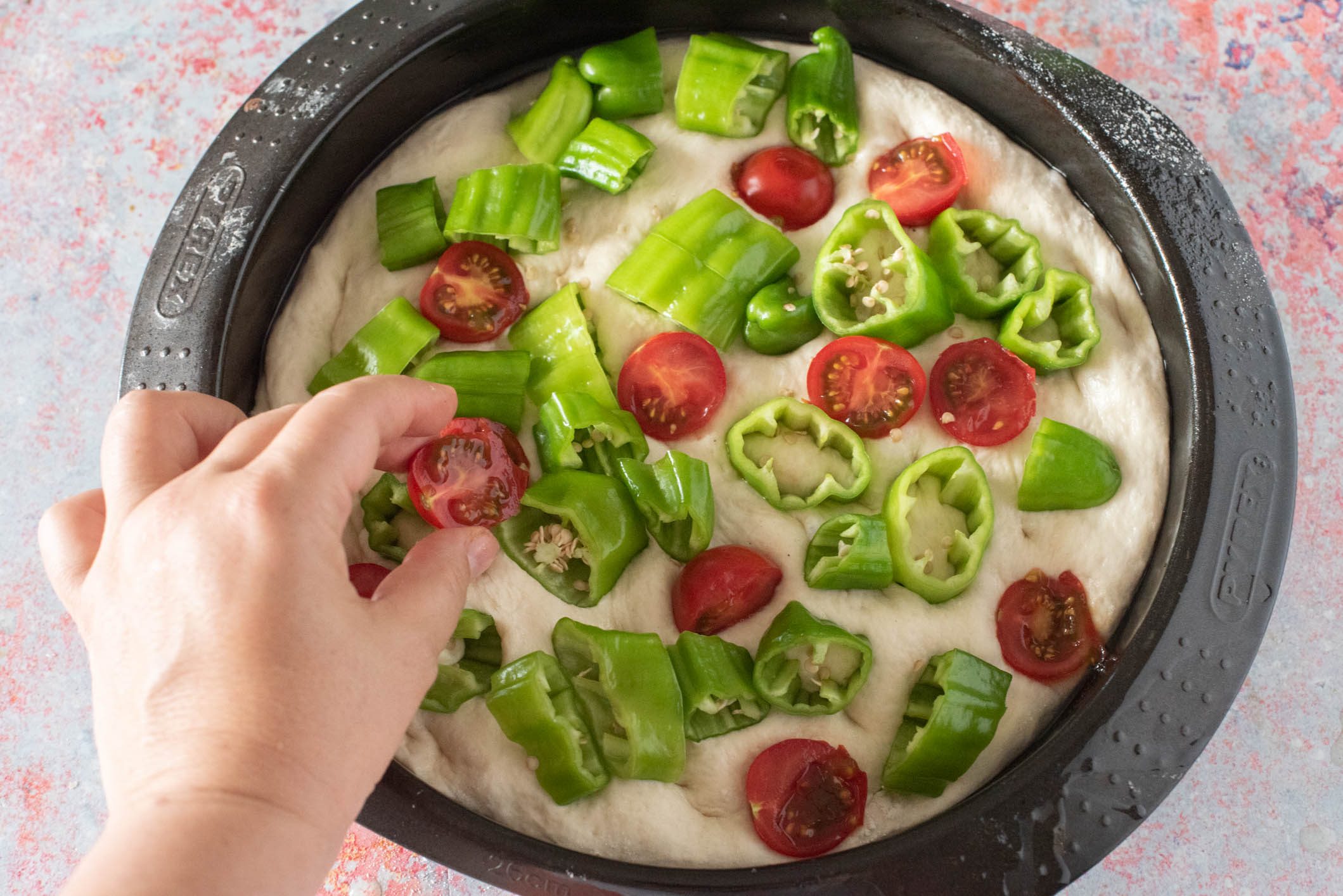 focaccia con friggitelli e pomodorini