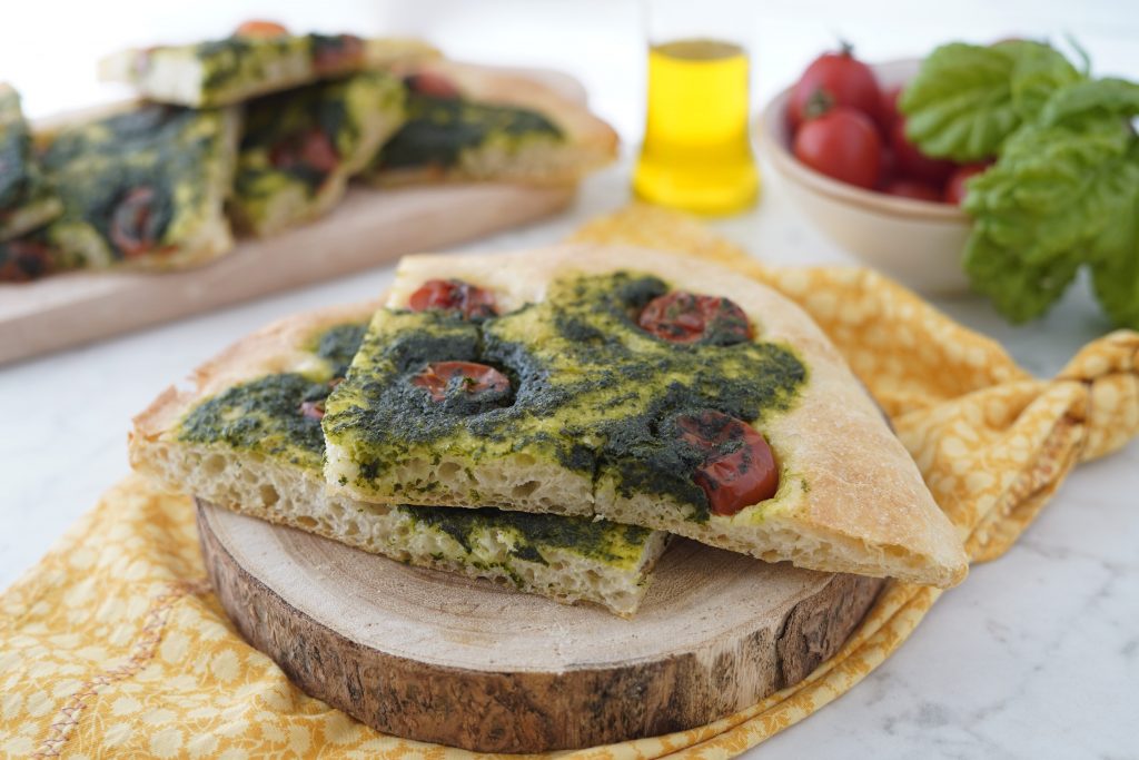 focaccia pesto e pomodorini