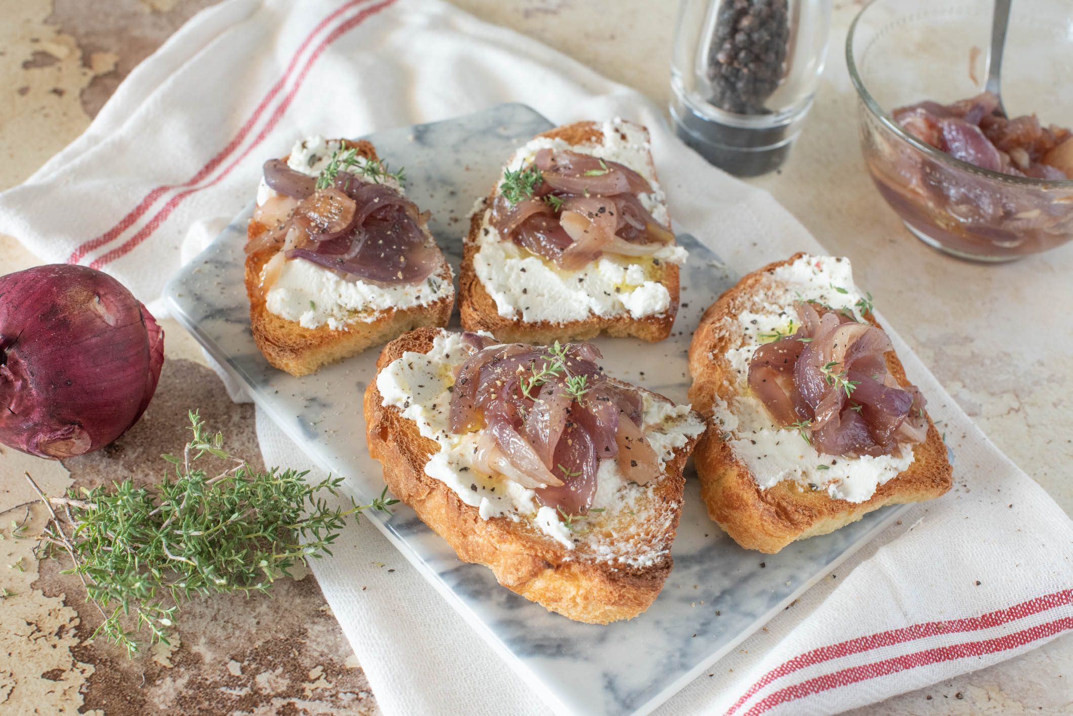 Bruschette con cipolle caramellate e caprino