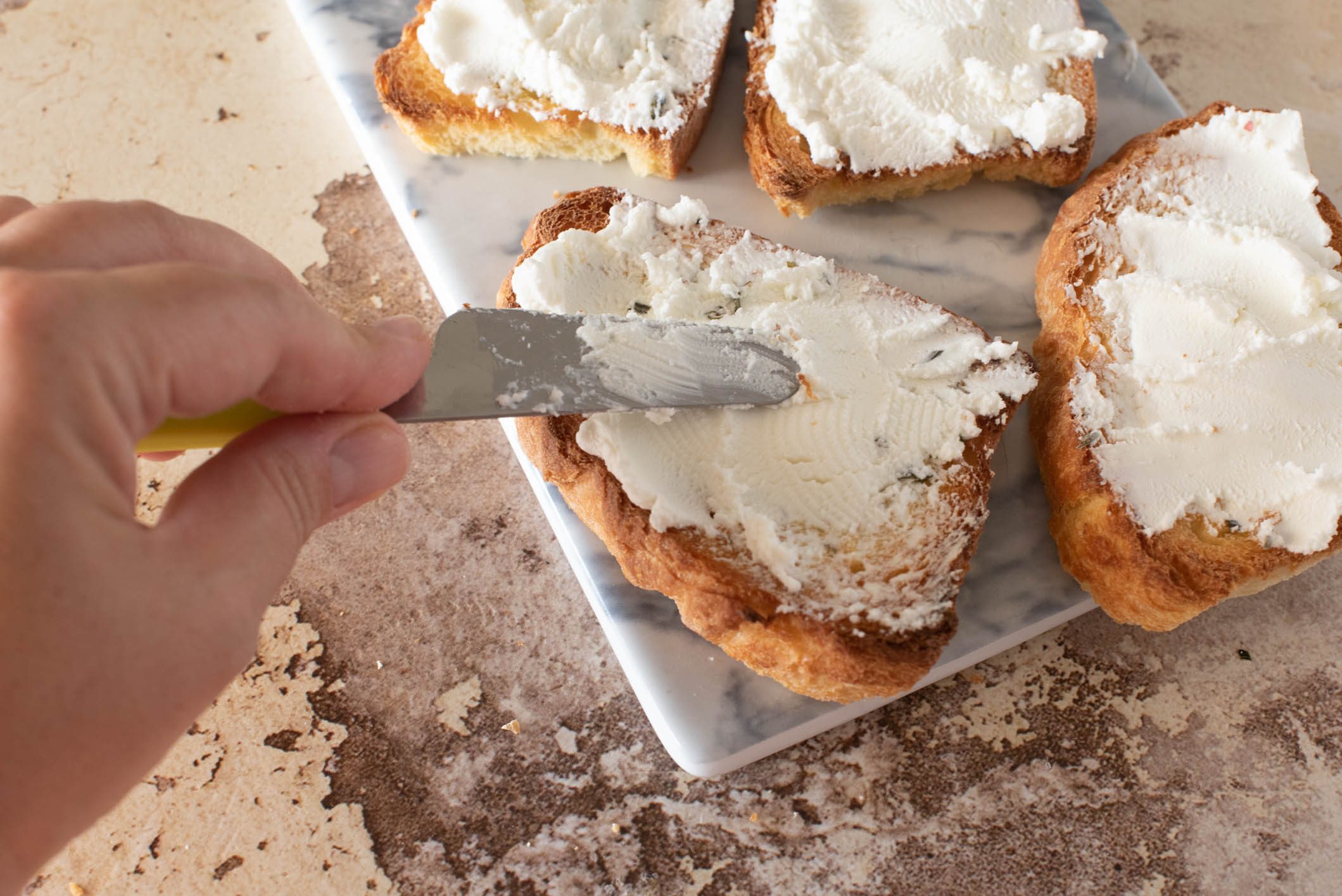 Bruschette con cipolle caramellate e caprino