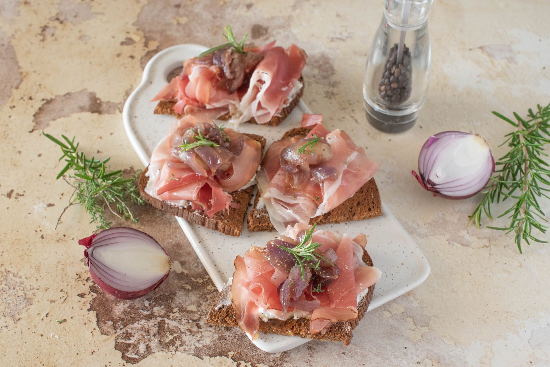 Bruschette con cipolle caramellate e speck