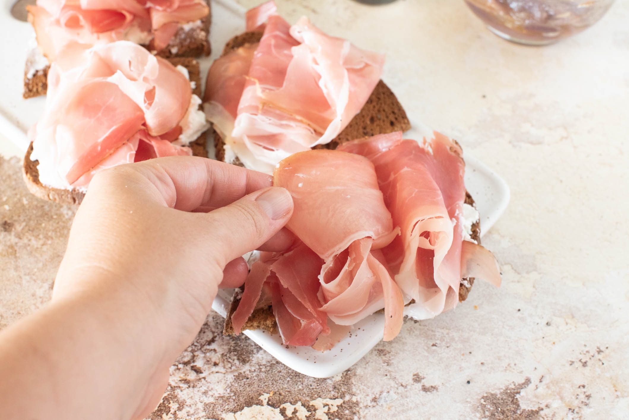 Bruschette con cipolle caramellate e speck