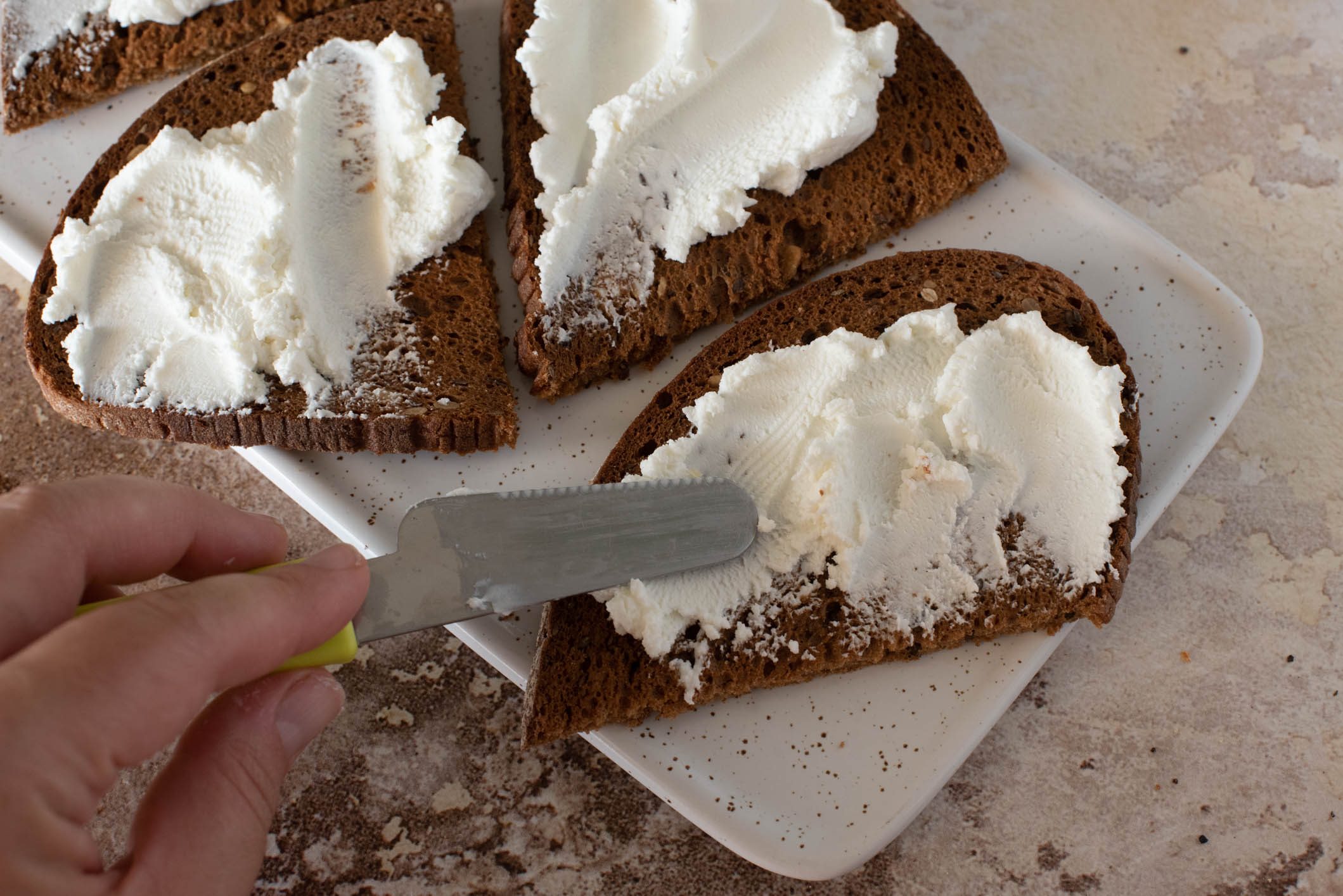 Bruschette con cipolle caramellate e speck