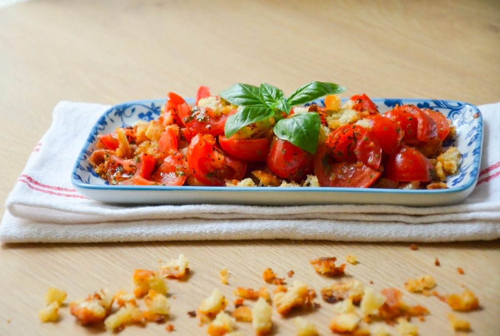 Pomodori_con_crumble_di_pane_croccante_