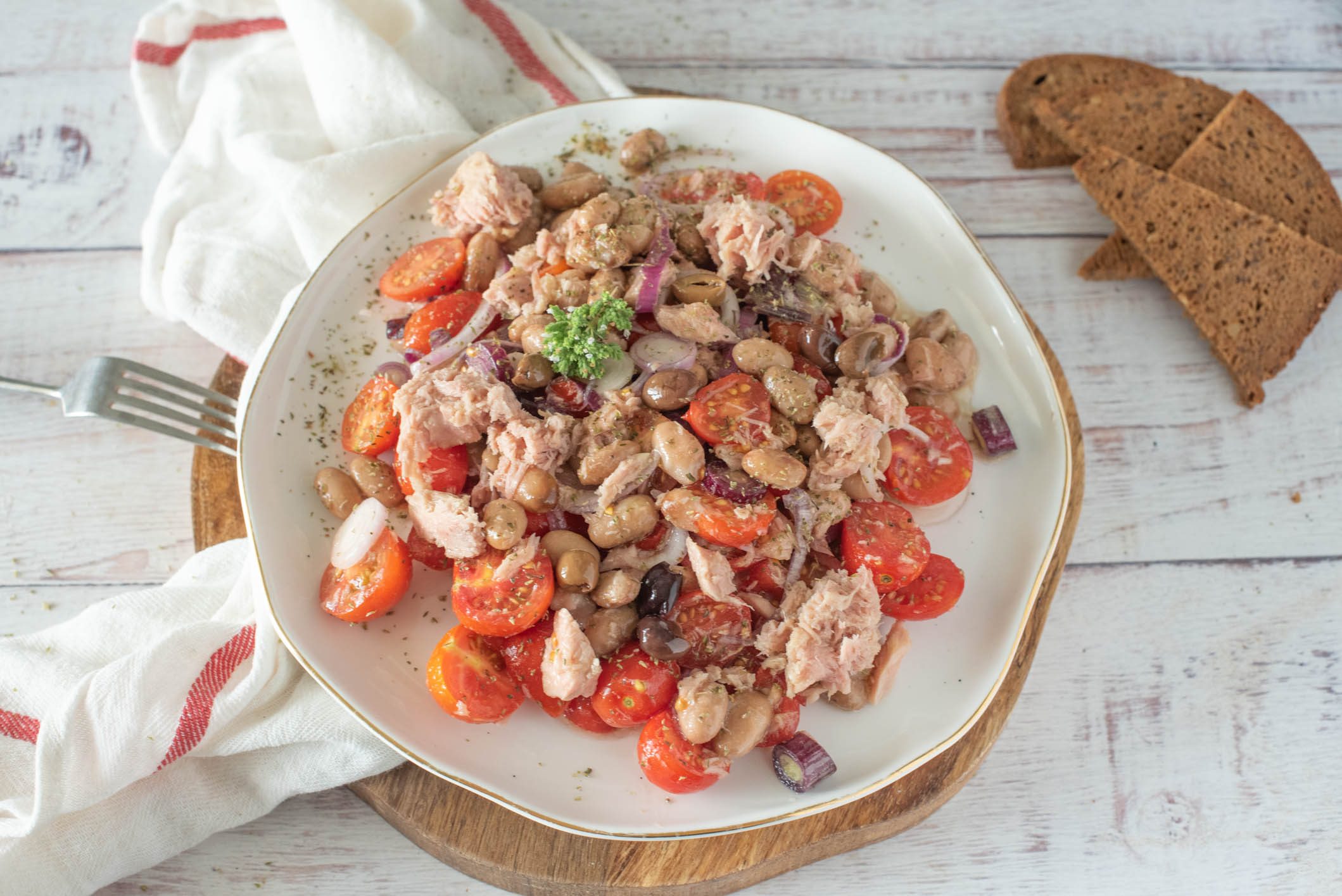 Insalata con fagioli borlotti, tonno e cipolle