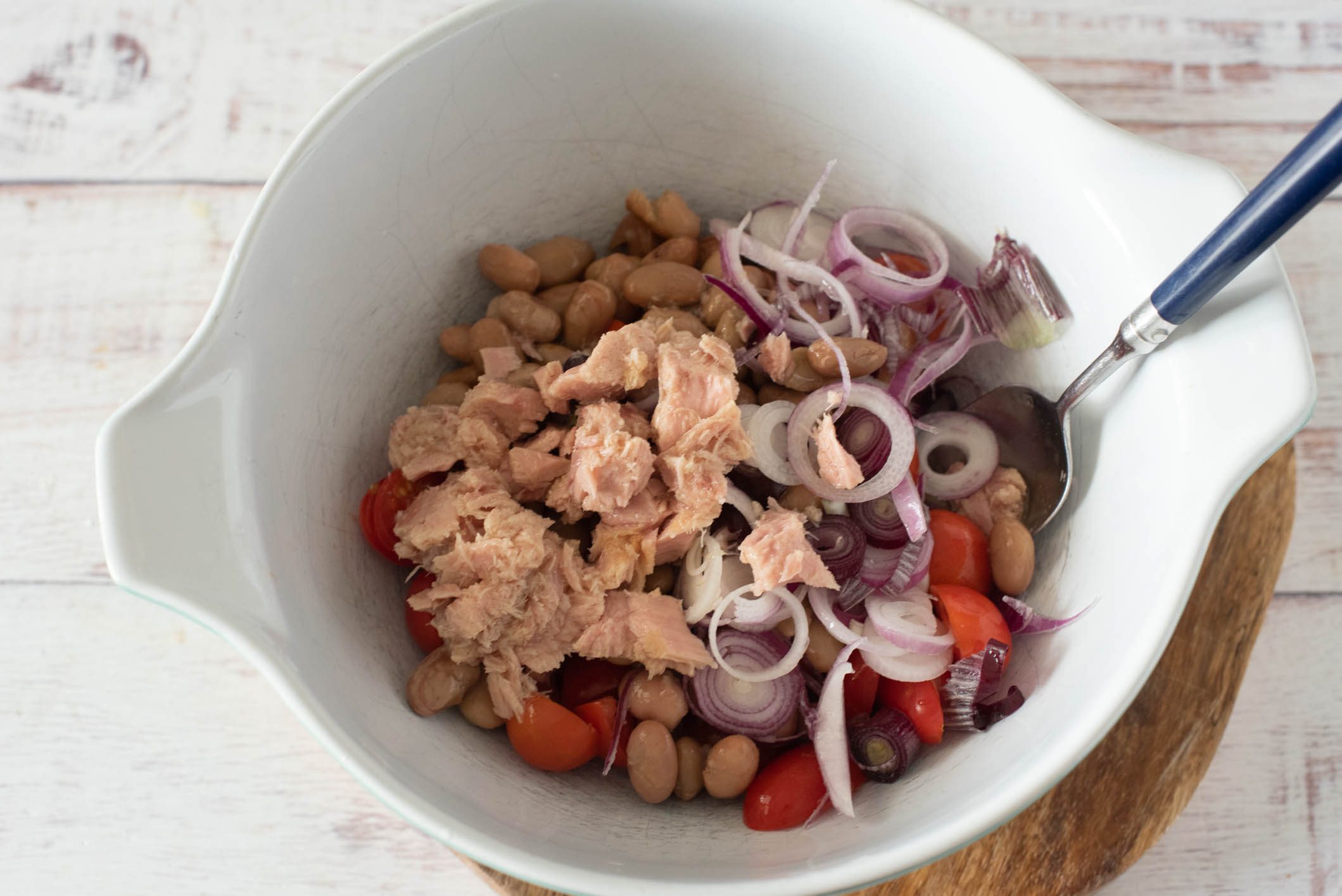 Insalata con fagioli borlotti, tonno e cipolle