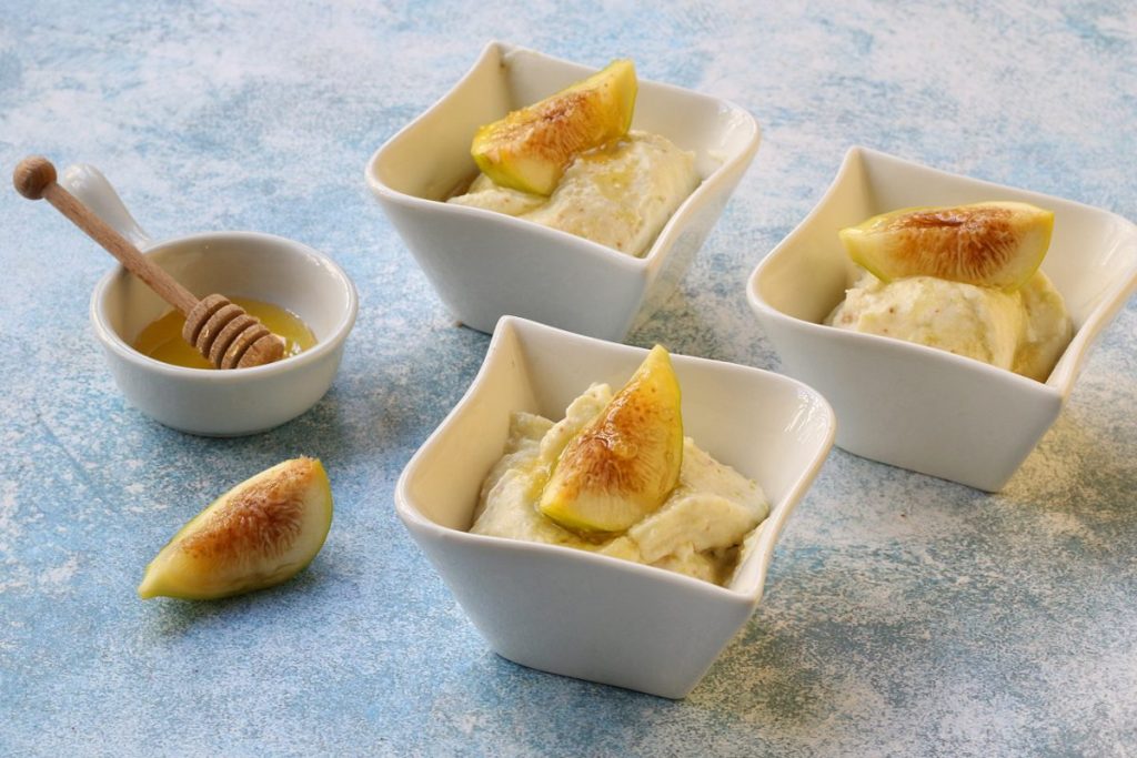 servire la mousse ai fichi e miele