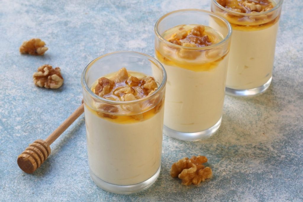 Mousse allo yogurt greco e miele