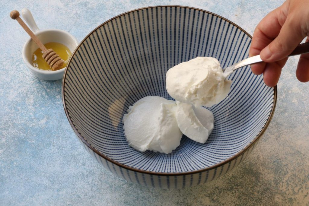 lavorare lo yogurt e il miele