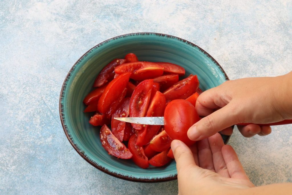 tagliare i pomodori