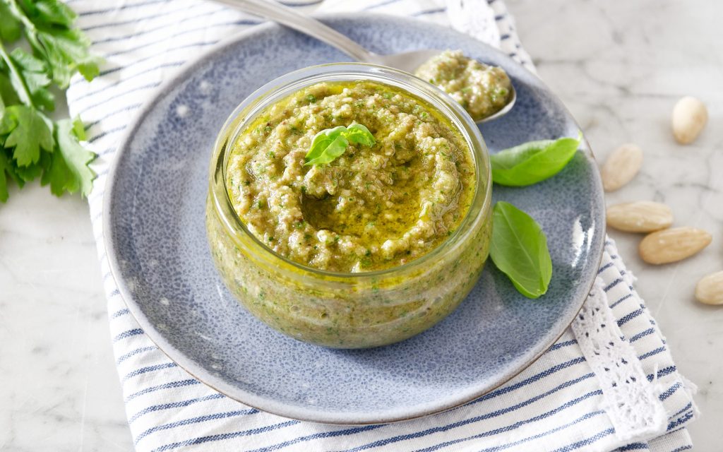 Pesto di olive e mandorle