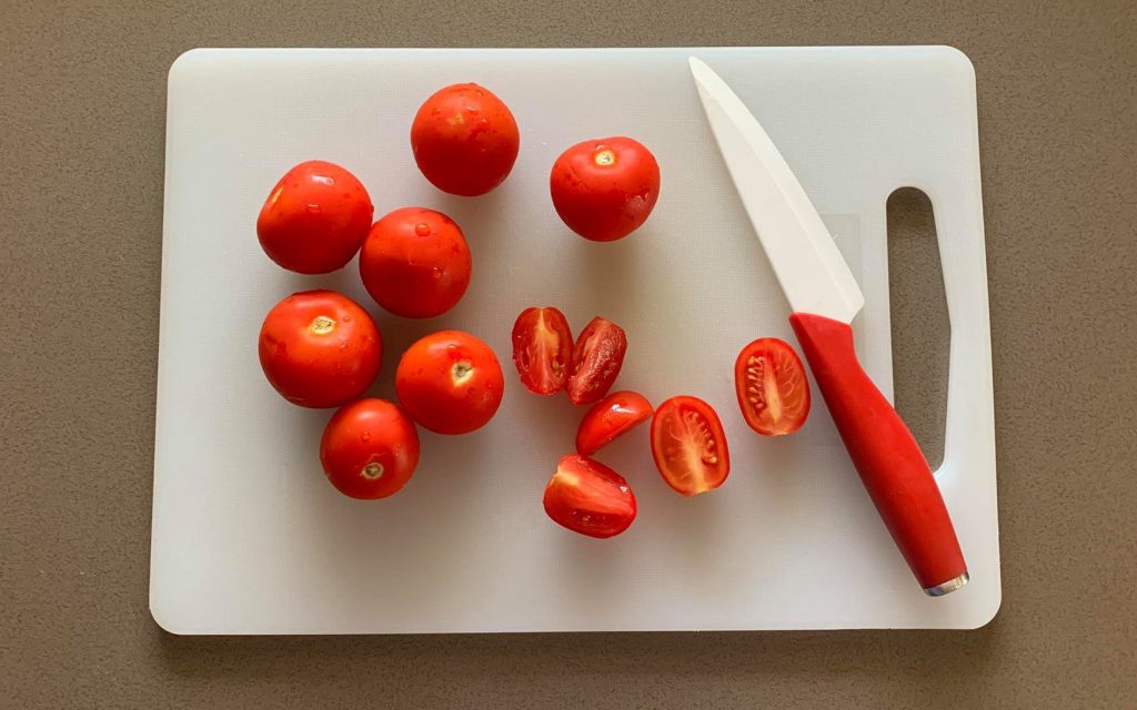 tagliare pomodori