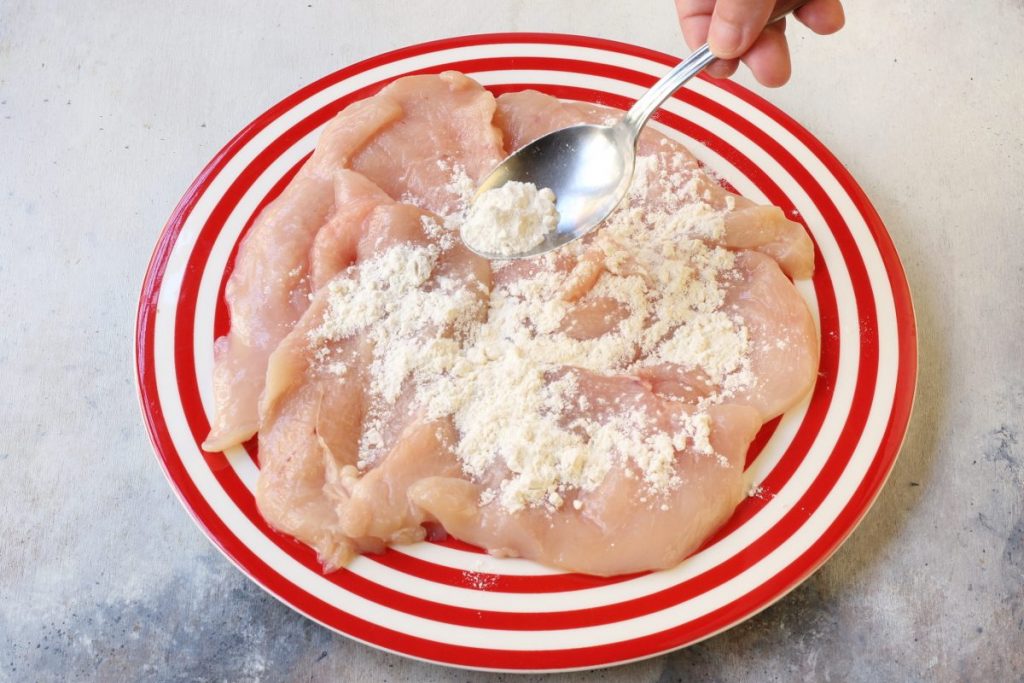 infarinare il pollo