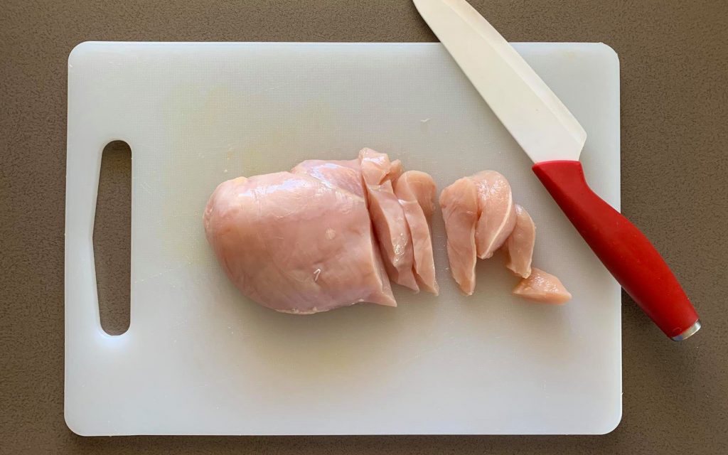 tagliare petto di pollo