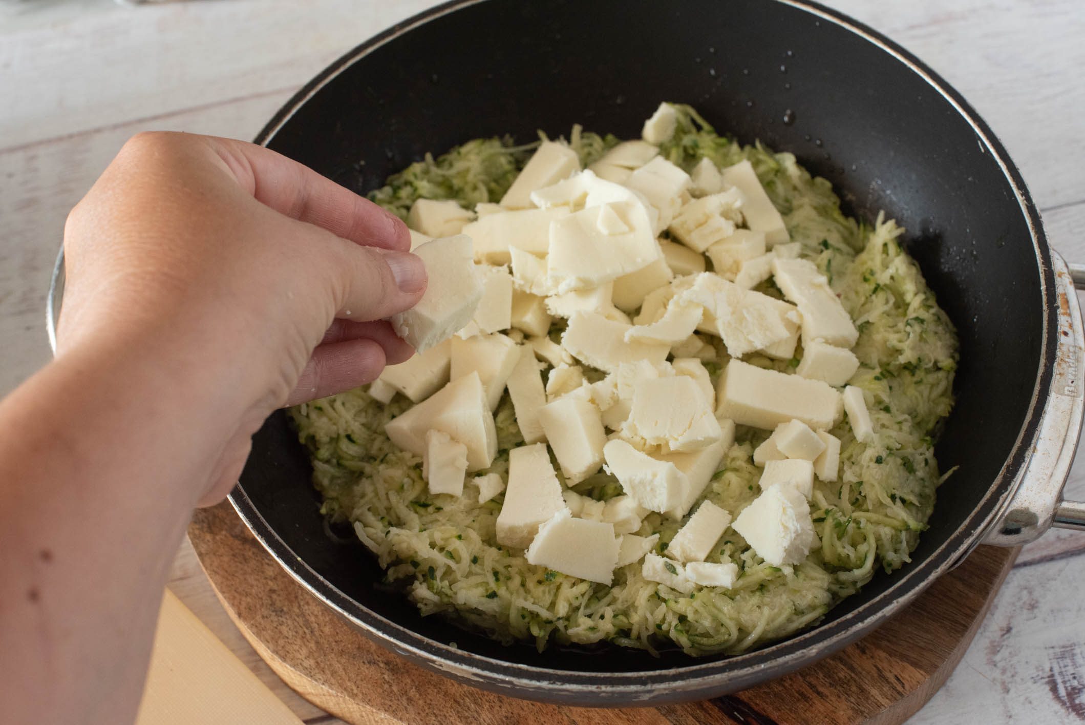 Torta di patate e zucchine in padella