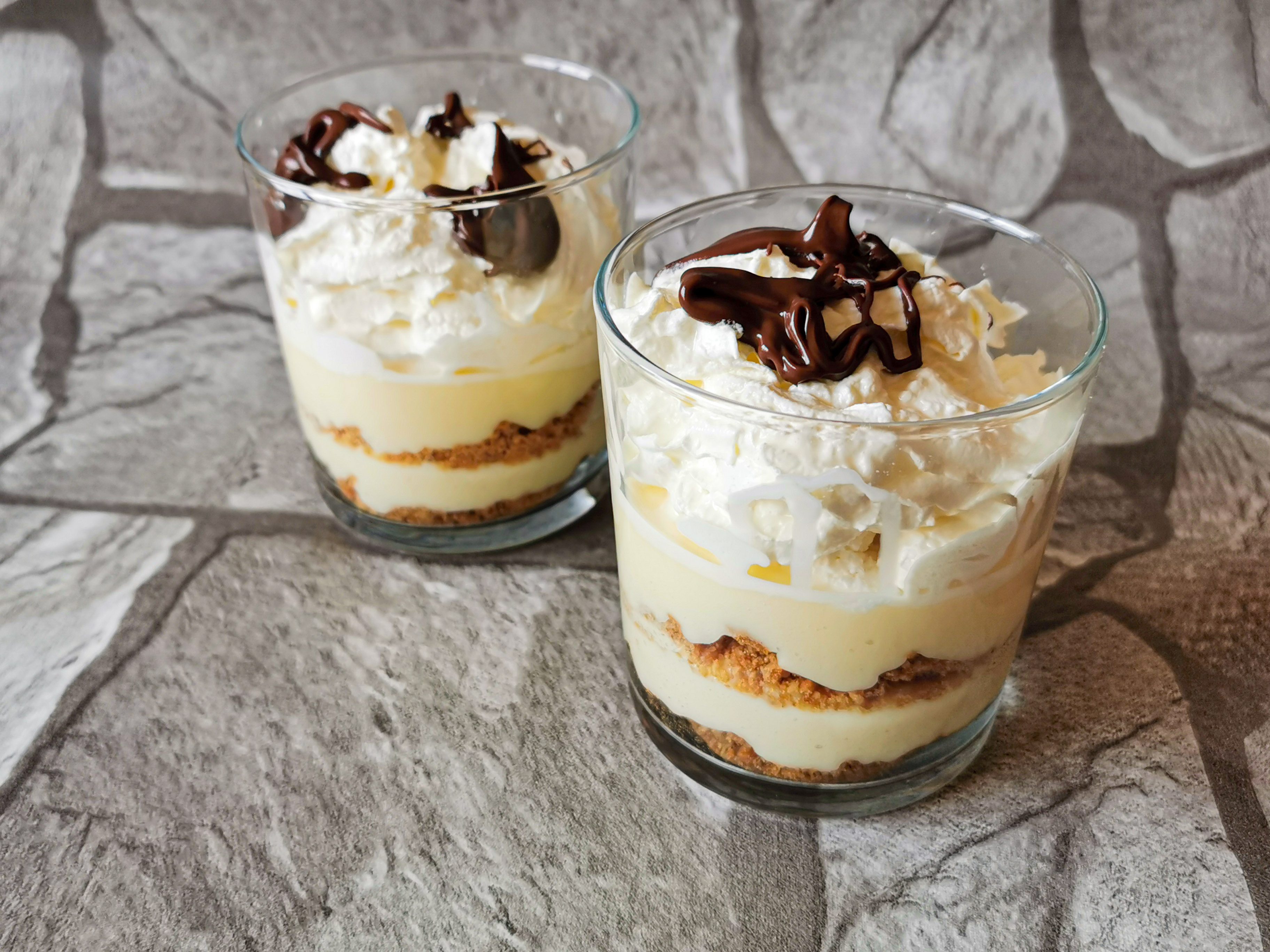 Bicchieri alla crema pasticcera e di nocciole