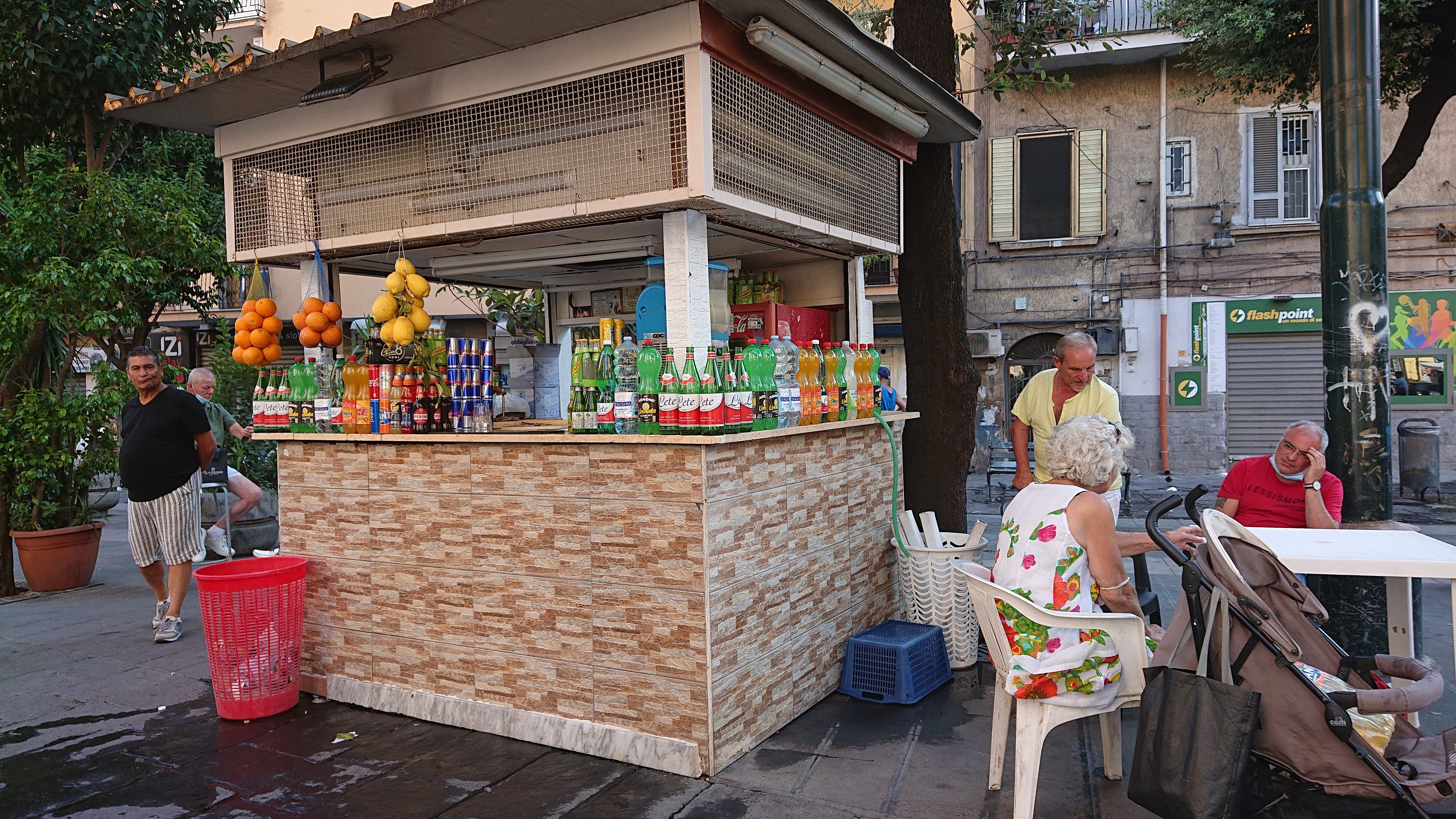 chioschi-napoli-limonata-cosce-aperte