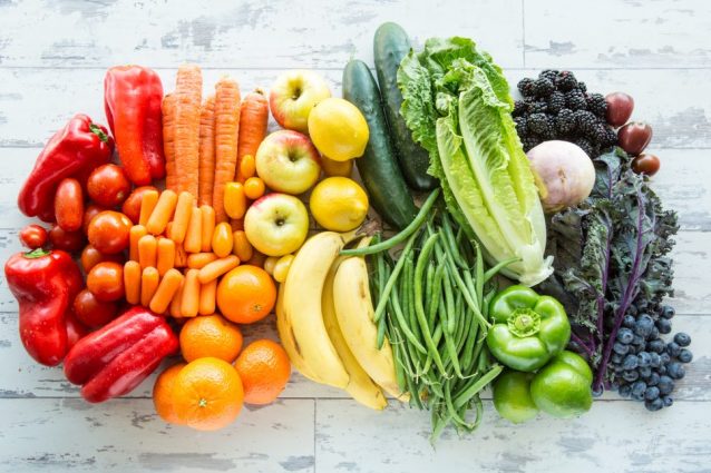 Le tonalità del benessere: come distinguere i benefici degli alimenti in base al colore