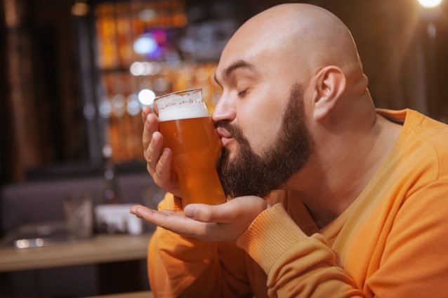 come si beve e degusta la birra