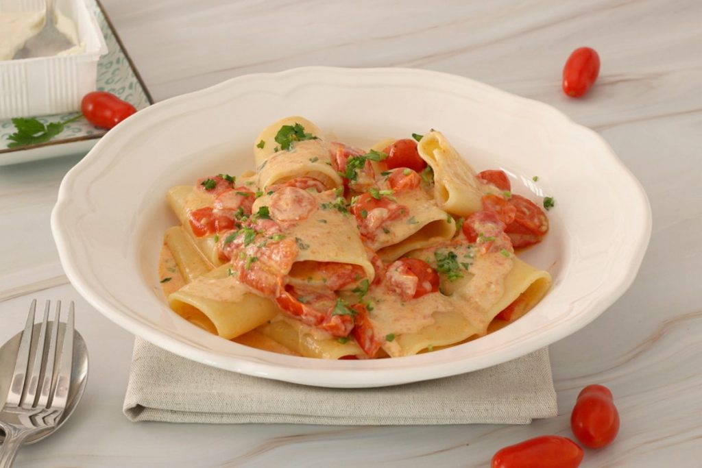 servire i paccheri cremosi