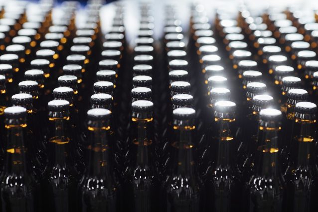 bottiglie di birra in fila