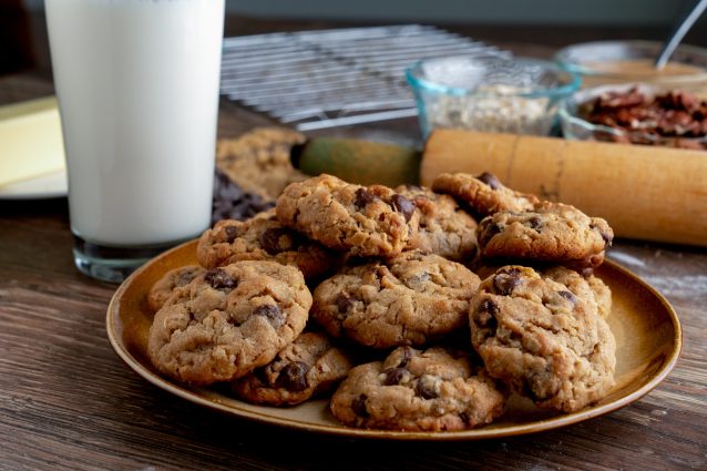 piatto con cookies al cioccolato