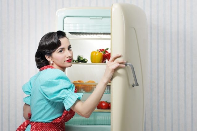 donna in cucina invenzione frigorifero