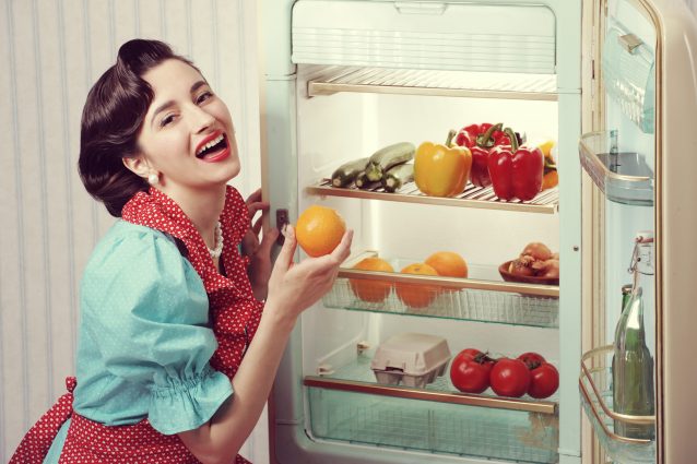donna in cucina frigorifero retrò