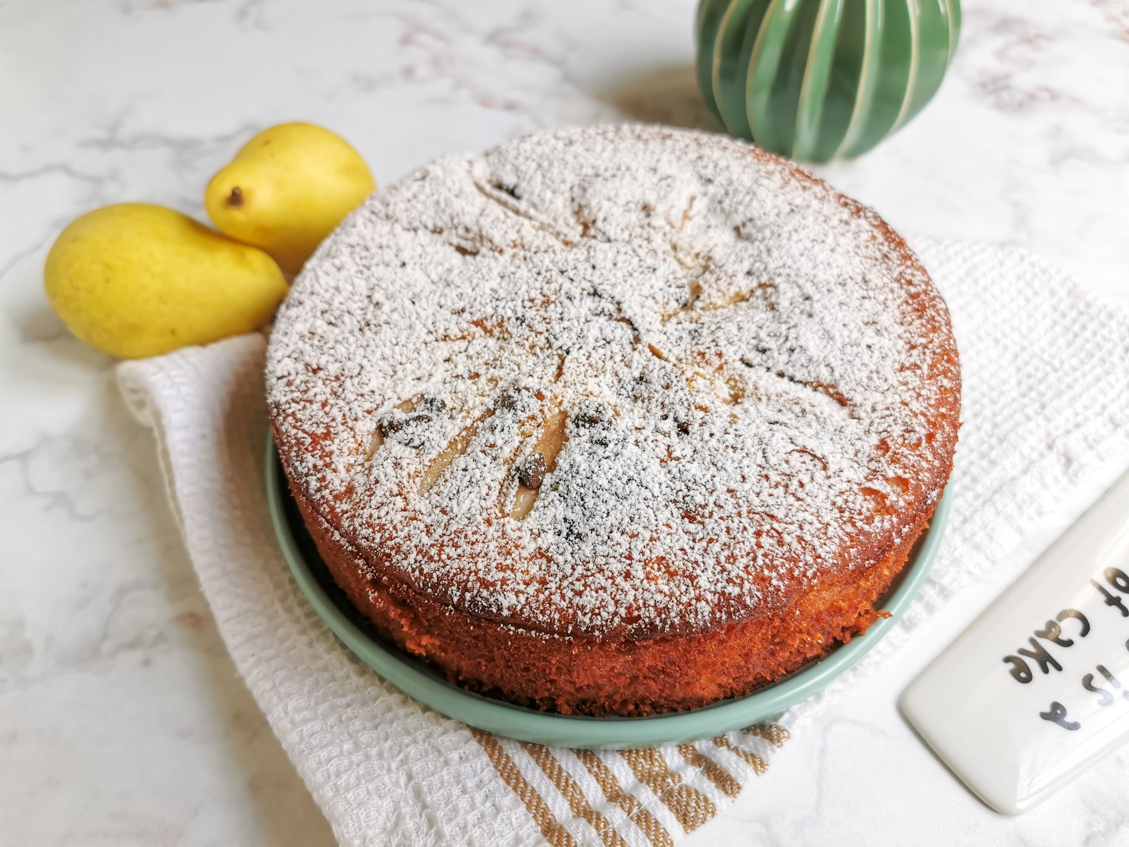 Torta yogurt, pere e cioccolato