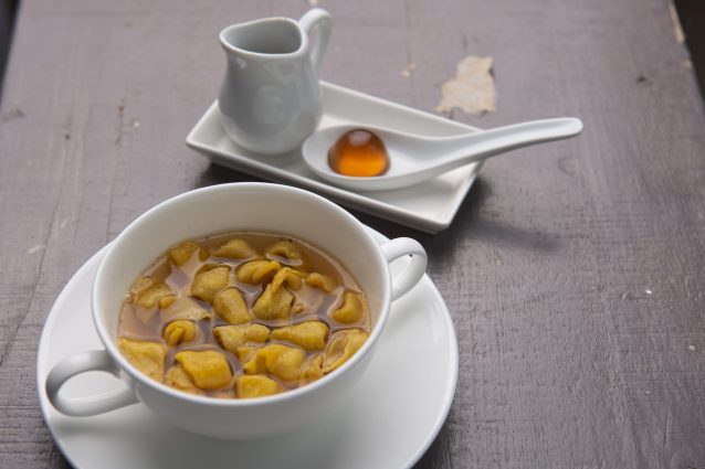 Cappelletti di cinta senese in brodo progressivo, gelatina di brodo affumicato e riduzione di liquirizia