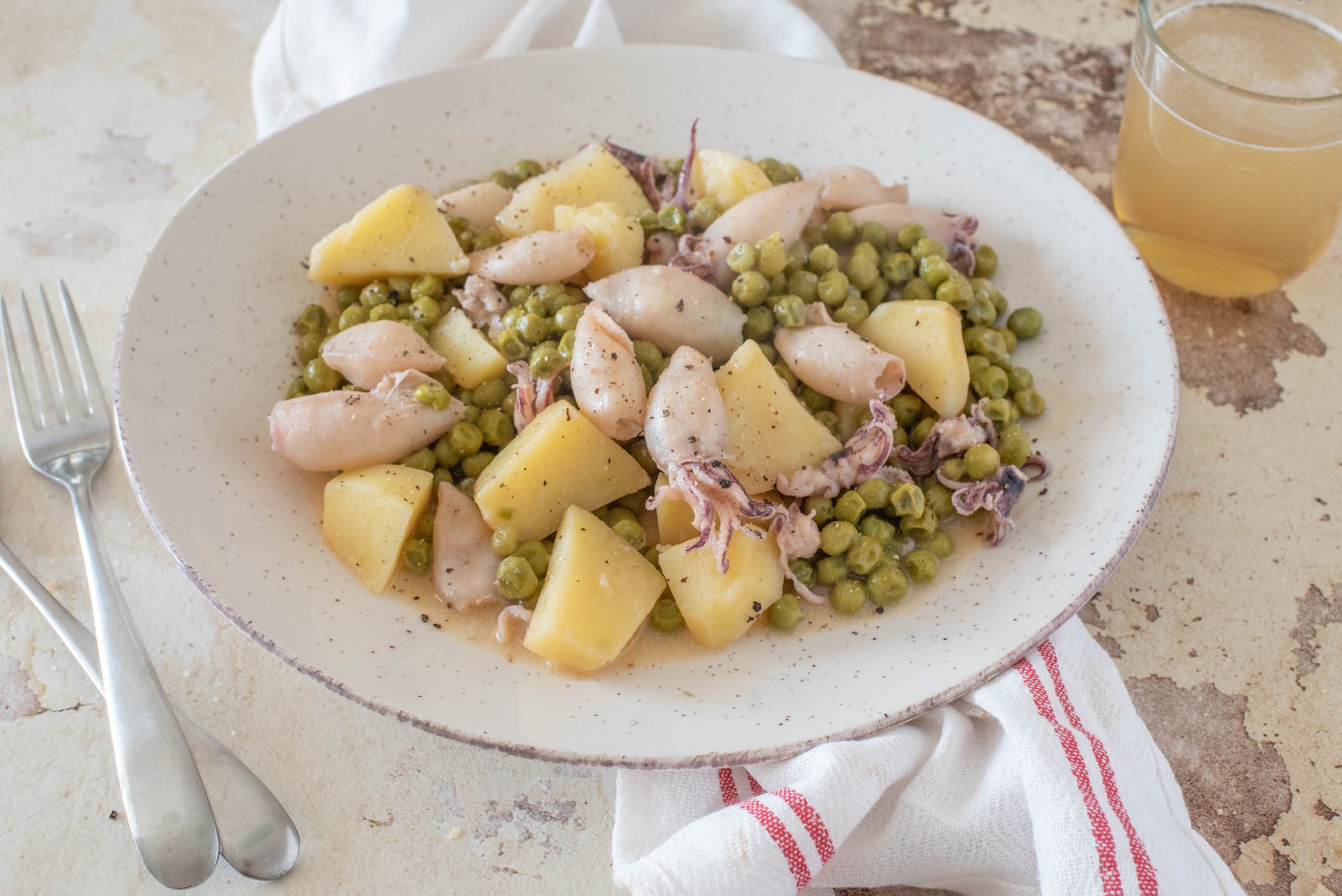 Calamari in padella con patate e piselli