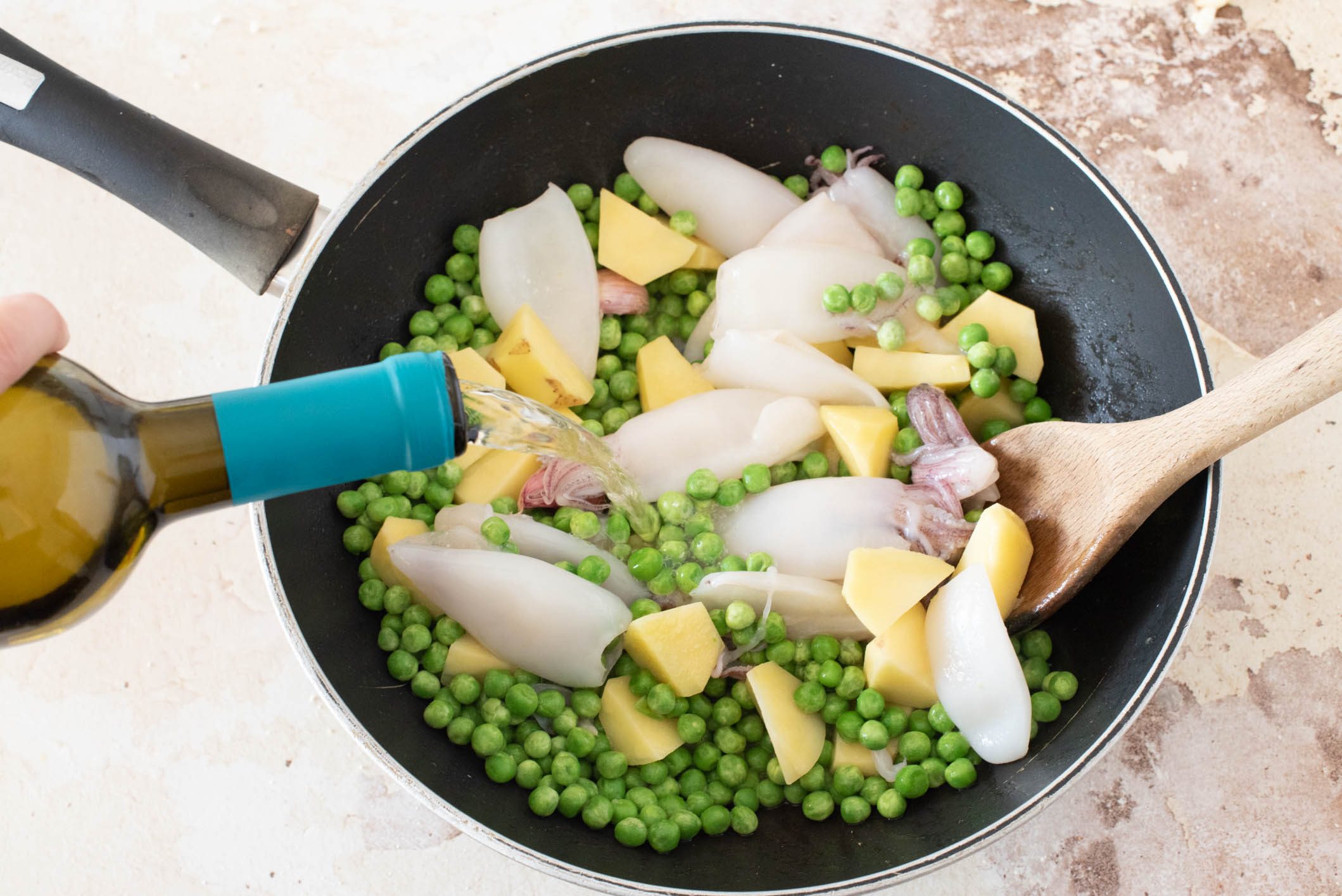 Calamari in padella con patate e piselli