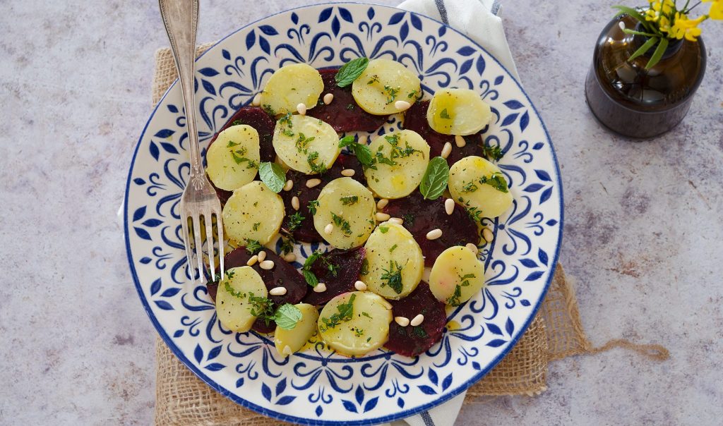 Insalata di patate e barbabietole