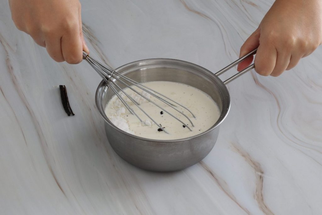 mescolare panna, zucchero e vaniglia