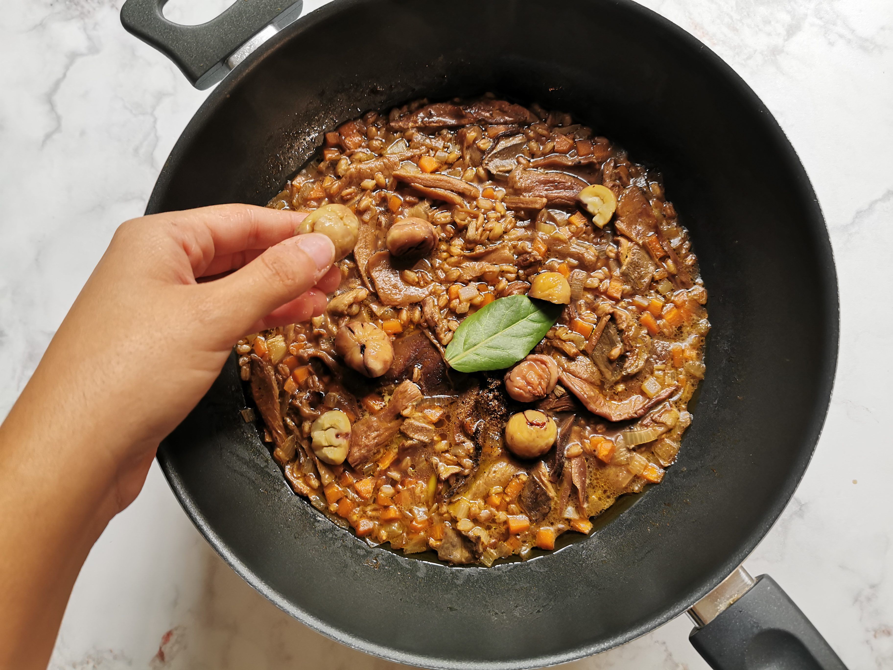 Zuppa di farro con castagne e porcini