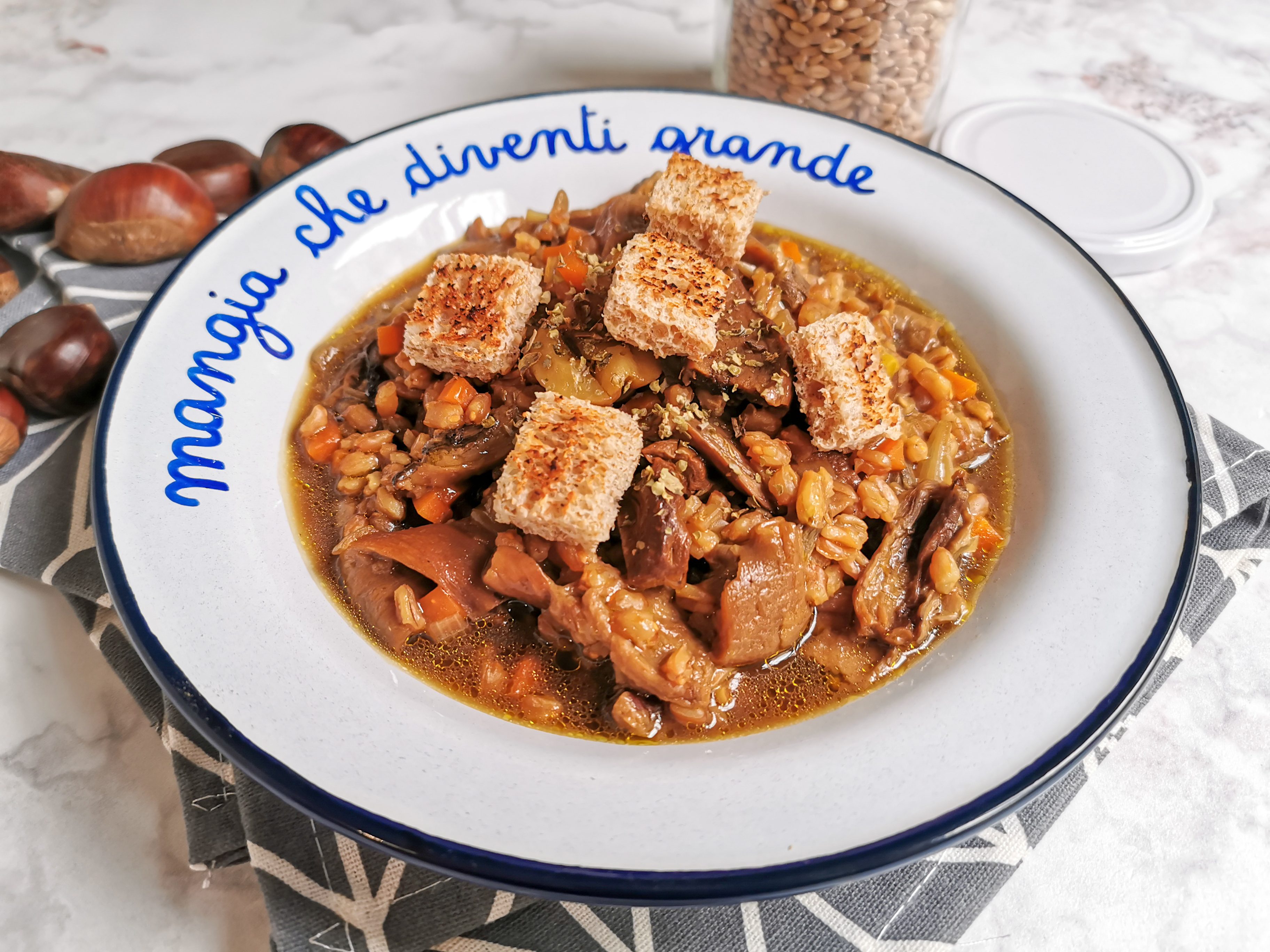 Zuppa di farro con castagne e porcini