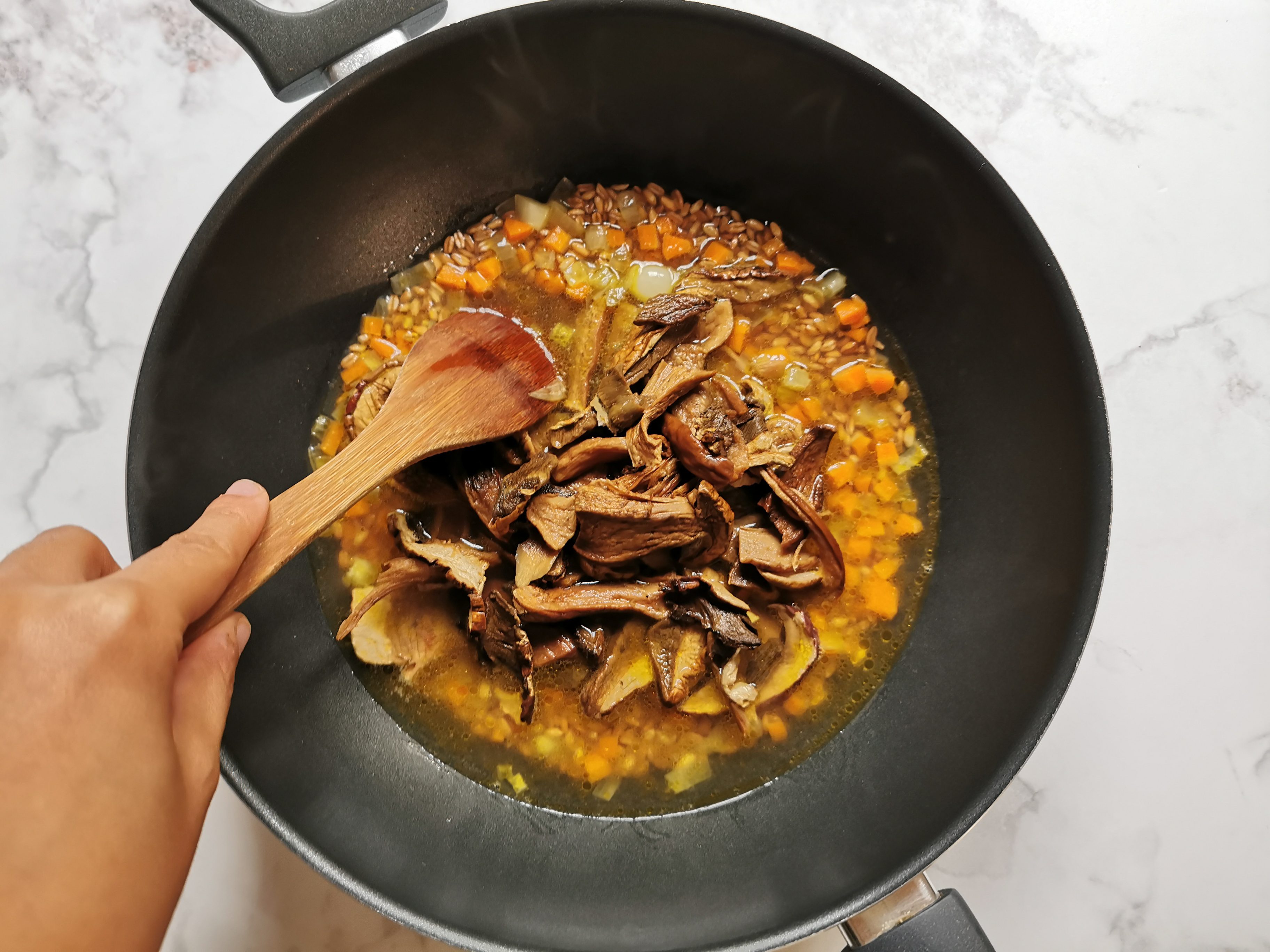 Zuppa di farro con castagne e porcini