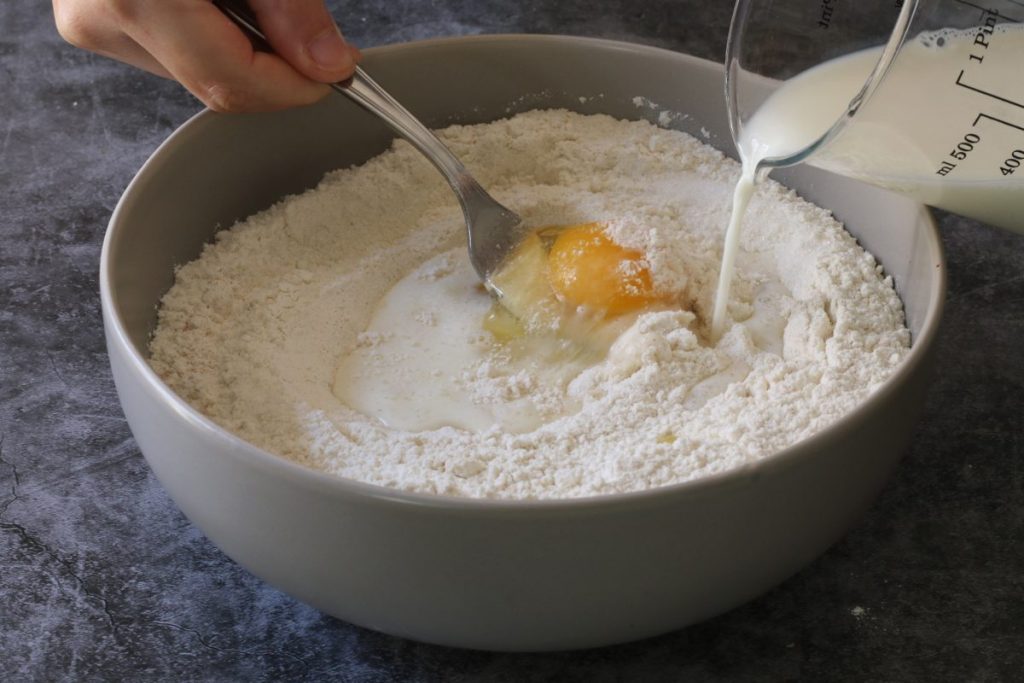 aggiungere latte e uova