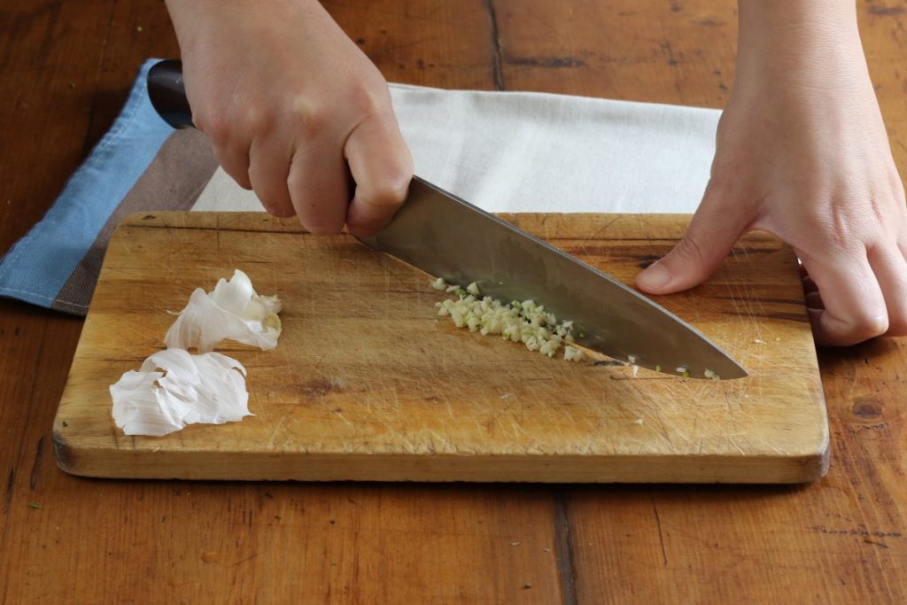 tritare aglio al coltello