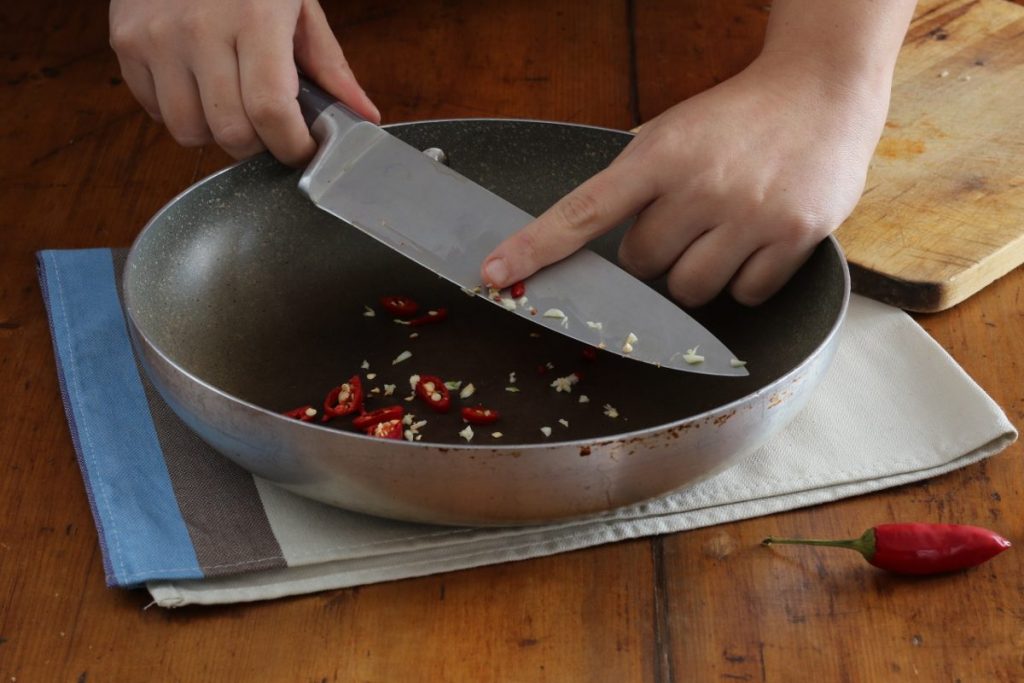 raccogliere aglio e peperoncino