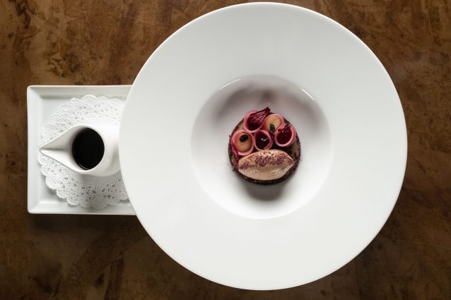 Pera al karkade con castagne e gelato al cioccolato – foto di Lido Vannucchi