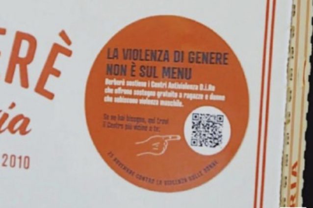L’adesivo con il Qr Code sui cartoni delle pizze Berberè