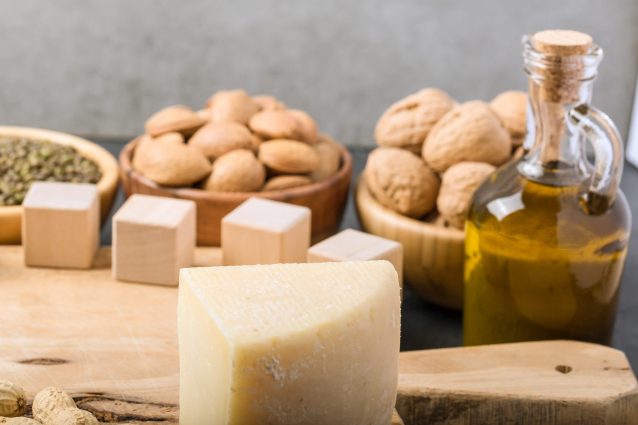 La maggior parte dei formaggi vegani in commercio è a base di frutta secca come anacardi, mandorle o noci