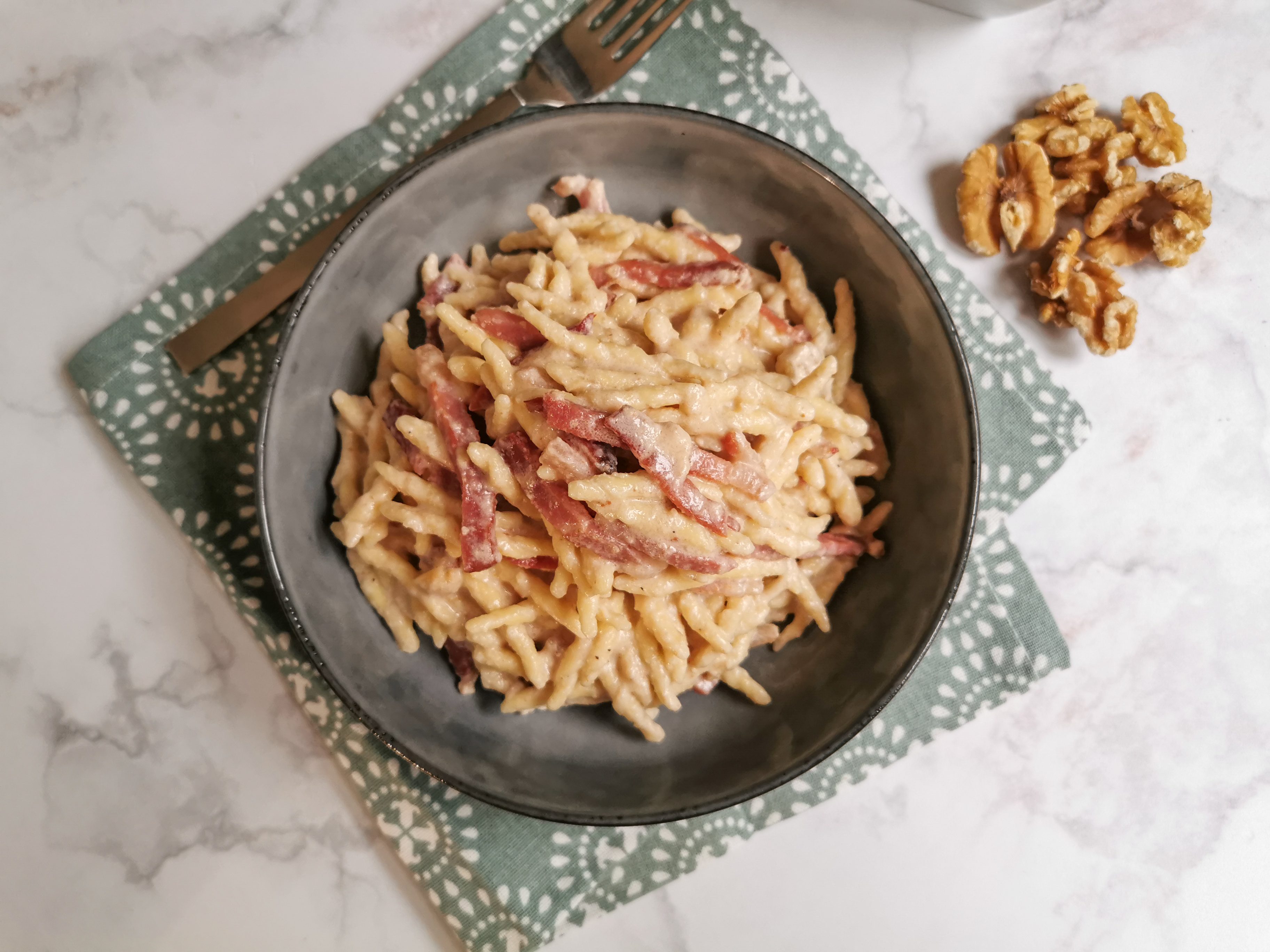 Pasta crema di noci e speck