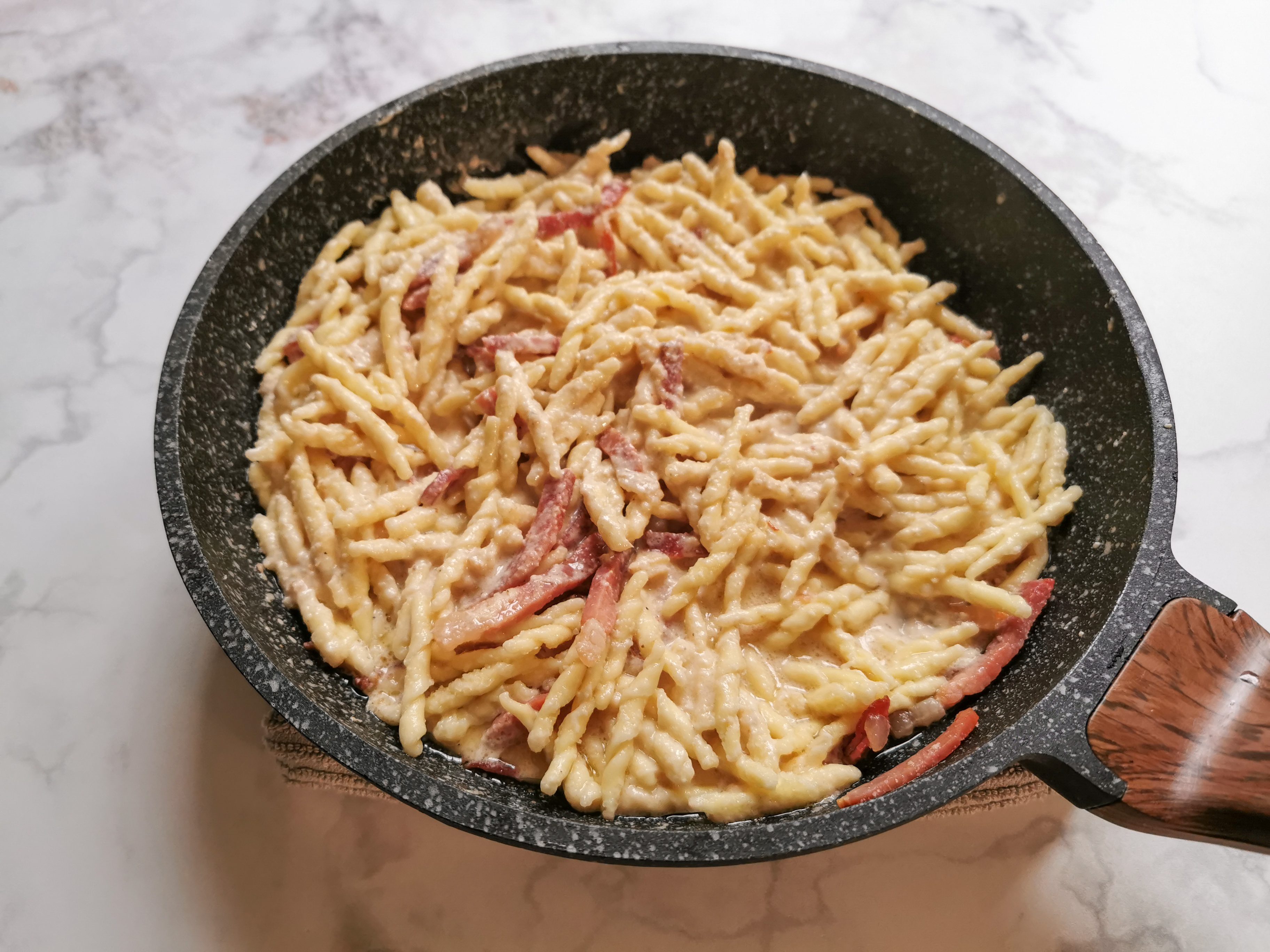 Pasta crema di noci e speck