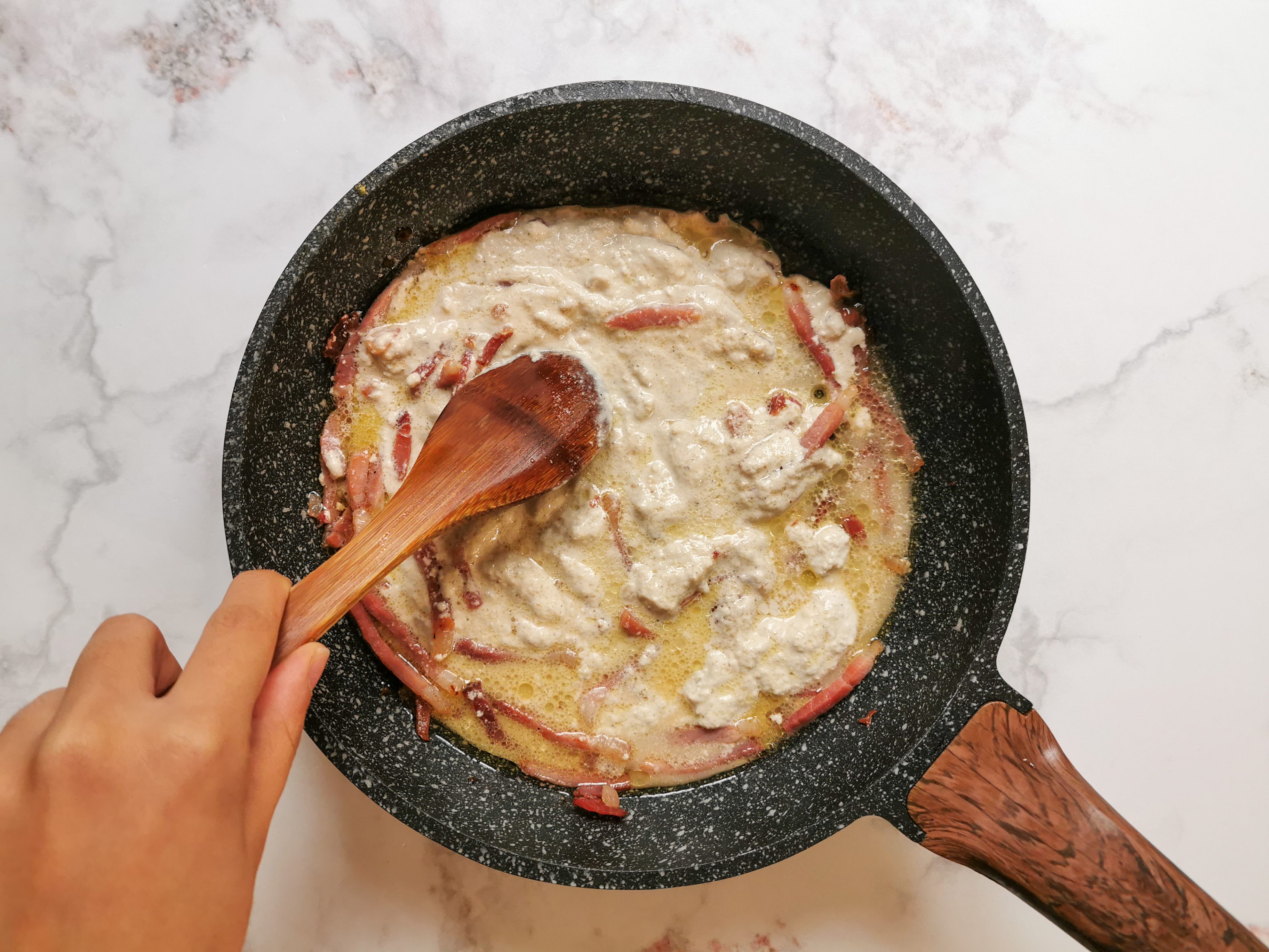 Pasta crema di noci e speck